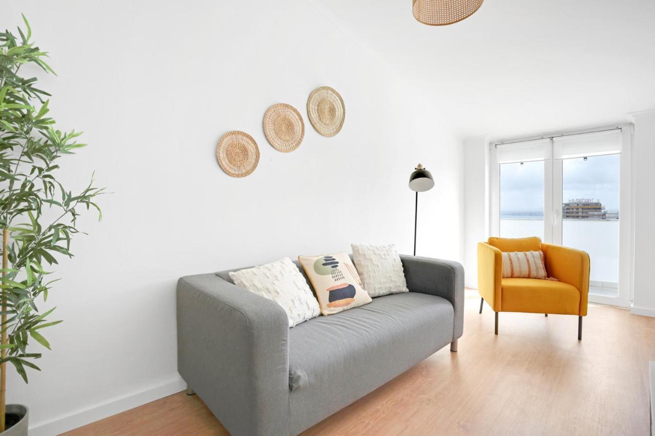 Sunny 2 Bedroom Apartment In Almada - Balconies With River View Экстерьер фото